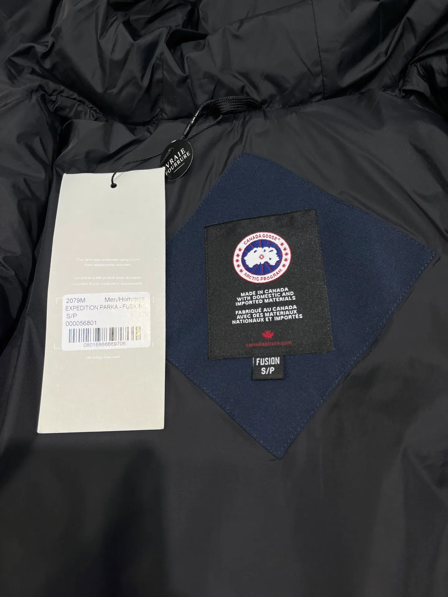 P860 Canada Goose 14 models Canada Goose🌟 Natural Siberian coyote fur collar, the delicate and strong feel, is the sense of life that comes from the erosion of natural wind and frost! Authentic version! All the details are in place! The fabric is made of high-density nano-level waterproof fabric, which is windproof and wear-resistant, and has a certain thickness! The down is 90% national standard white duck down, which can be taken for testing. It uses an imported down flushing machine for accurate down flushing! The grams are guaranteed to be the same. It will not be like the hand racing in small workshops, resulting in more velvet here and less velvet there. The zipper is the YKK brand used by Canada Goose! Smooth and comfortable on both sides! In order to prevent cold wind from pouring in, a double closure design is adopted. On the premise of the traditional zipper fly, a secondary closure with large military buttons is used to bring better warmth retention effect. It retains the classic hooded design and uses super large luxurious wolf fur to protect against wind and cold! The fur collar is removable! It doesn’t matter how low the temperature is this winter, a big goose suit is enough. I’ll give you the wind and temperature!  Size: s-xxl
